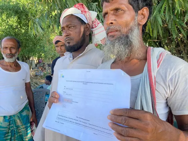 দলিলপত্র হাতে ধলপুর গ্রামের কিছু বাসিন্দা