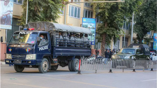 মিয়ানমারের জায়গিও মার্কেট এলাকায় বিক্ষোভের গুঞ্জন ওঠার পর সেখানে অবস্থান নেয় নিরাপত্তা বাহিনী।