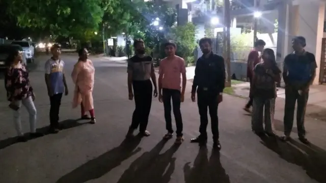 மக்கள் வீடுகளிலிருந்து வெளியேறினர்