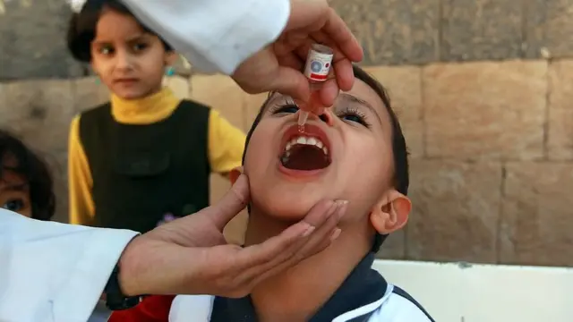 ماشوم ته واکسین ورکول کېږي