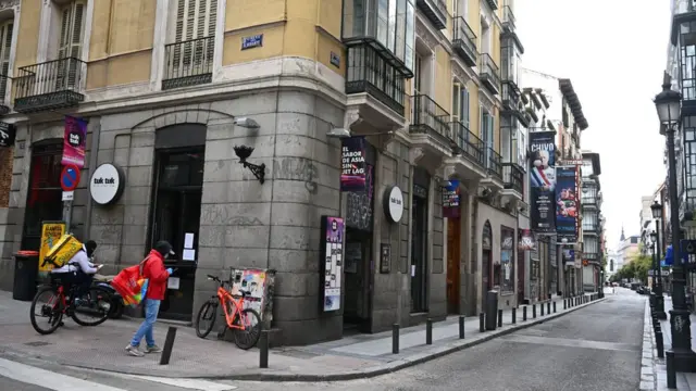 মৃত্যুর সংখ্যা বাড়ায় স্পেনে লকডাউনের মেয়াদ বাড়ানো হয়েছে