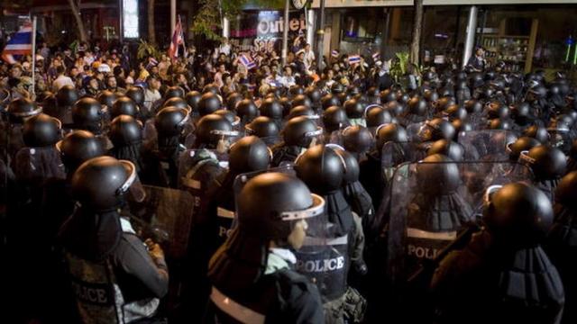 ตำรวจพยายามควบคุมสถานการณ์การประท้วงของ "กลุ่มคนเสื้อแดง" เมื่อวันที่ 23 เม.ย. 2553