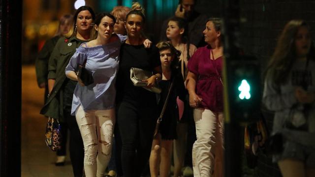 ตำรวจคุ้มกันประชาชนจากแมนเชสเตอร์อารีนา หลังเกิดเหตุระเบิดที่คอนเสิร์ตของ อะรีอานา กรานเด