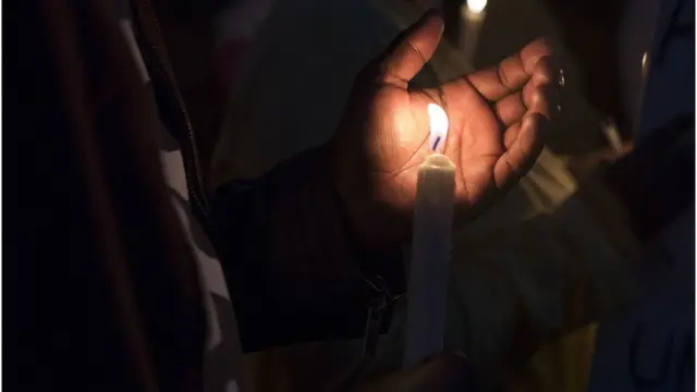 Pesin dey hold candle for darkness