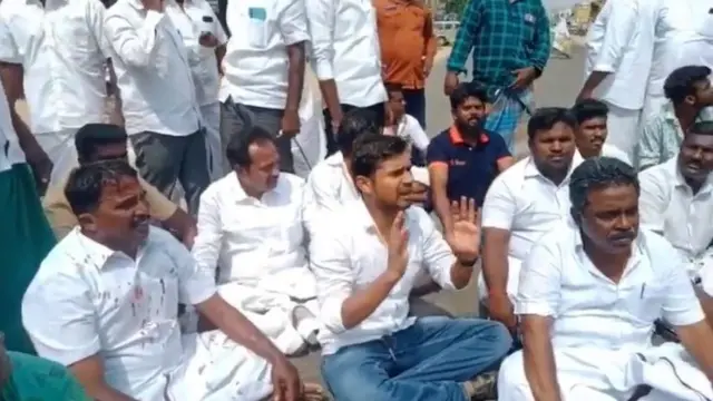 சாலை மறியலில் ஈடுபட்ட திமுகவினர்