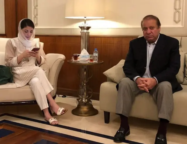 శుక్రవారం అబుధాబి విమానాశ్రయంలో మర్యమ్, నవాజ్ షరీఫ్