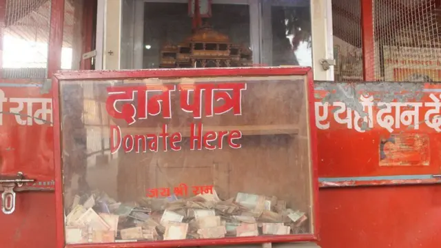 अयोध्या में श्रीराम जन्मभूमि न्यास की कार्यशाला में लगी दान पेटी