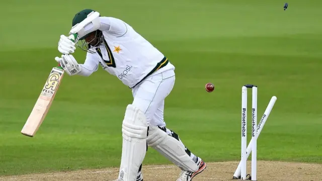 عابد علی کے آؤٹ ہونے کا منظر