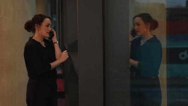 A repórter Lauren Moss fala ao telefone