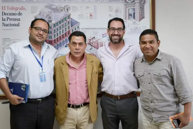 Pie: Augusto Itúrburu (izq.), Luis Cheme (der.) y Elías Vinueza (centro der.) posan con el seleccionador de fútbol sub 17 de Ecuador, Javier Rodríguez.