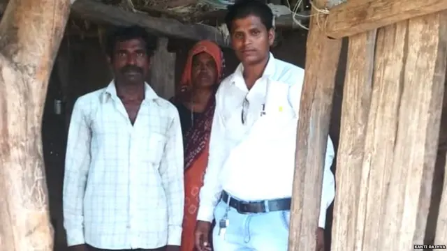 कांतीचे आई-वडील आणि त्याचे शिक्षक विनोद राठवा.