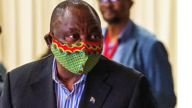 South African President Cyril Ramaphosa na one African leader wey dey always wear facemask for public appearance.