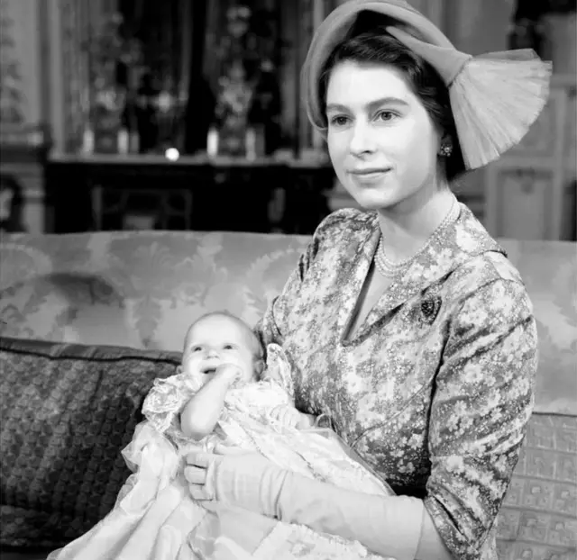 1950માં ચાર્લ્સનાં નાનાં બહેનનો જન્મ થયો