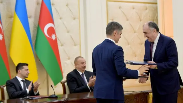 Ukrayna və Azərbaycan XİN-in başçııları - Elmar Məmmədyarov və Vadim Pristayko (ön planda sağda). Arxa planda Əliyev və Zelenski