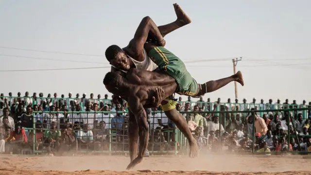 Awọn eeyan meji to n ja niwaju ero iworan