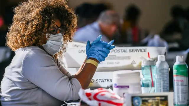 Una trabajadora electoral en Atlanta, Georgia