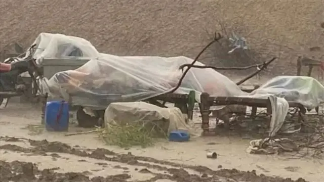 પૂરના વિનાશનો સામનો કરી રહેલા ઘણા લોકો પ્લાસ્ટિકની ચાદર ઓઢીને કામ ચલાવી રહ્યા છે. નીચે પૂરના પાણી અને આકાશમાંથી પડી રહેલો વરસાદ લોકોને રાહતનો શ્વાસ લેવા દેતો નથી.