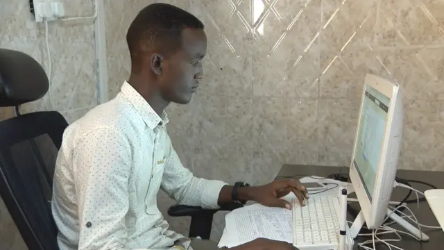 Abukar Mohamed Ahmed à son poste de service.