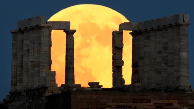 在希腊，月球在波塞顿神殿（Temple of Poseidon）后边慢慢升起。