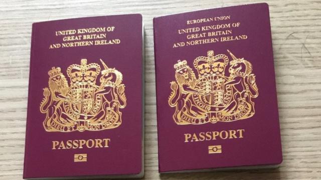 2019年4月初發出的新護照，一本封面上有"歐盟"，一本沒有。