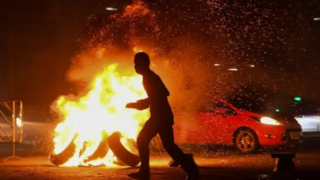 กองไฟกับผู้ชุมนุม