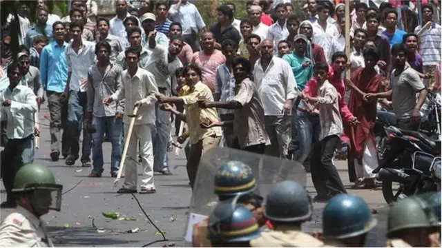 जैतापूर' विरोधात रत्नागिरीमध्ये झालेली दगडफेक