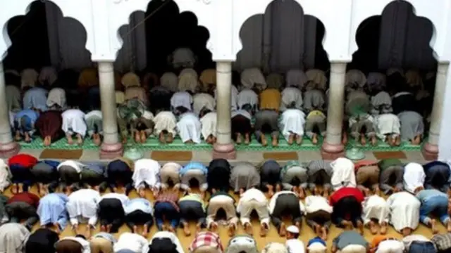 Waislamu msikitini wakati wa Ramadhani