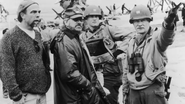Steven Spielberg (con anteojos) dirgiendo una escena de Saving Private Ryan