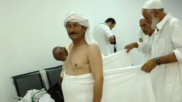 Le pèlerin est habillé traditionnellement de blanc, symbole de pureté.