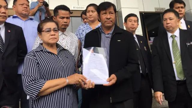นายวีรโรจน์และนางสำเริง สุขหน้าไม้ บิดาและมารดาของ น.ส. นุสราพร้อมด้วยทีมทนายเดินทางมายื่นฟ้องเรียกค่าเสียหายจากครอบครัวศรีวัฒนประภาและบริษัท คิง เพาเวอร์ ดิวตี้ฟรี จำกัด