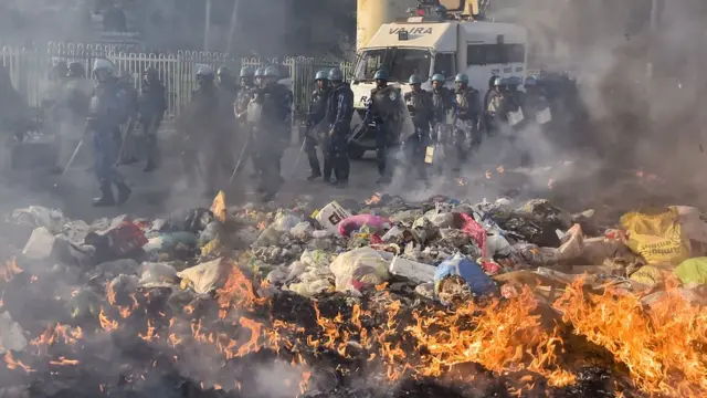 મંગળવારે પણ હિંસા ચાલુ રહી હતી