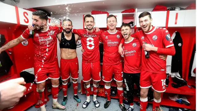 galibiyeti kutlayan Crawley Town oyuncuları
