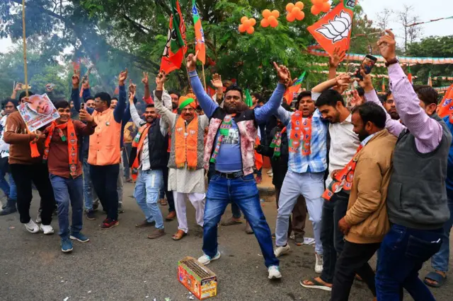 বিধানসভা ভোটের ফলাফল প্রকাশের পর জয়পুরে উৎসব মুখর বিজেপি সমর্থকেরা।
