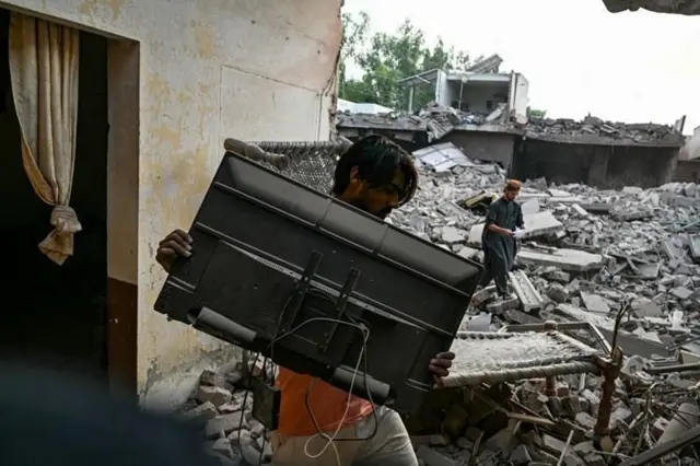லாகூருக்கு அருகிலுள்ள முரிட்கேவில் உள்ள அரசு சுகாதார நிலையம், தாக்குதலுக்குப் பிறகு தீவிரமாகச் சேதம் அடைந்துள்ளது. மக்கள் தங்களது உடமைகளை அங்கிருந்து எடுத்துச் செல்கிறார்கள்.