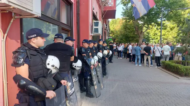 Jake snage policije obezbeđivale su zgradu Skupštine grada Zaječara