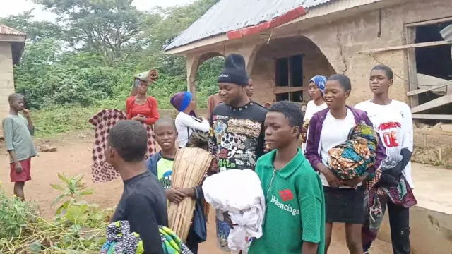 Aworan yii ṣafihan awọn ọdọmọde ti a mọ si Trending Kidz nigba ti wọn wa loko ere .