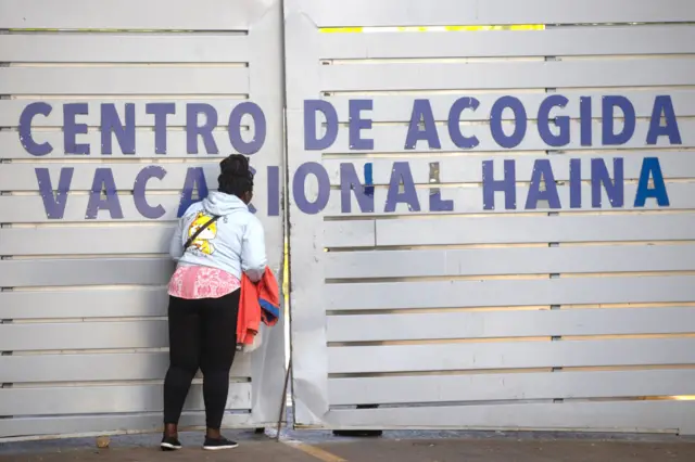 Una mujer haitiana llega a preguntar sobre un familiar detenido al centro de recepción de migrantes de Haina, en República Dominicana, el 7 de octubre de 2024. Orlando Barria/EPA-EFE/REX/Shutterstock (14765346f) 