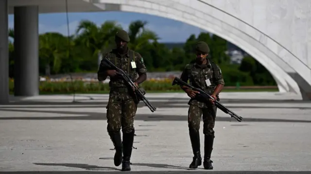 Soldados patrullan el Palacio de Planalto en Brasilia el 9 de enero de 2023, un día después de que partidarios del expresidente de extrema derecha de Brasil, Jair Bolsonaro, invadieran el Congreso, el palacio presidencial y la Corte Suprema. 