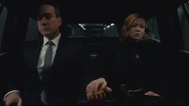 Cena de Succession, em que atores Sarah Snook e Matthew Macfadyen dão as mãos