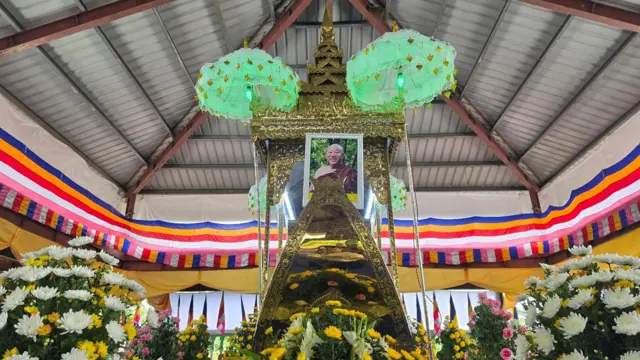 ဦးပညာဝံသရဲ့ အန္တိမအဂ္ဂိစျာပနအဖြစ် ထီးတော်နှစ်လက်မိုးထားပြီး ပန်းများစွာဖြင့် ပူဇော်ထားရှိတာတွေ့ရပါတယ်။