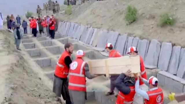 ډله ییز قبر کې د پاکستان بریدونو له کبله وژل شوي کسان خاورو ته سپارل کېږي