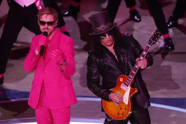 ဘာဘီ ဇာတ်ဝင်တေး သီဆိုနေတဲ့ ဂေါ့စလင်း