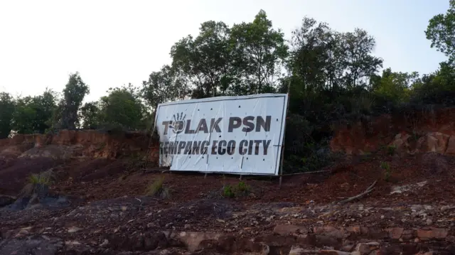 Spanduk Tolak PSN Rempang Eco City di Simpang Sembulang Hulu, Pulau Rempang, Jumat 6 September 2024. 