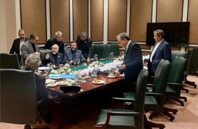 Dokuz İranlı yetkili bir masanın etrafına yayılmış durumda. Hararetli bir konunun tartışıldığı anlaşılıyor.