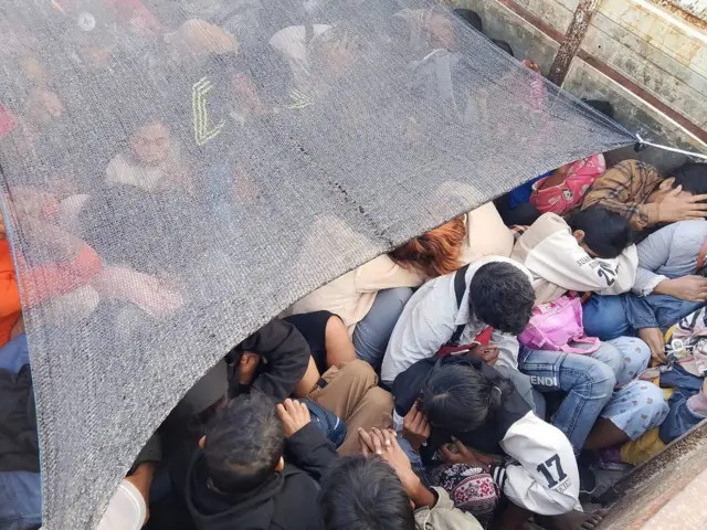 ကားပေါ်ပါ မြန်မာနိုင်ငံသားတွေ 