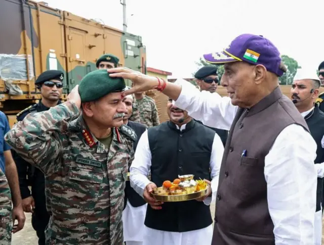 लष्करप्रमुख जनरल उपेंद्र द्विवेदी यांना टिळा लावताना संरक्षण मंत्री राजनाथ सिंह.