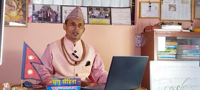 ज्योतिष पण्डित दिवाकर पन्त आफ्नो कार्यालयमा। पछिल्लो सरकारी निर्णयले आफ्नो दैनिकी खल्बलिएको पन्तले बीबीसीलाई बताए।