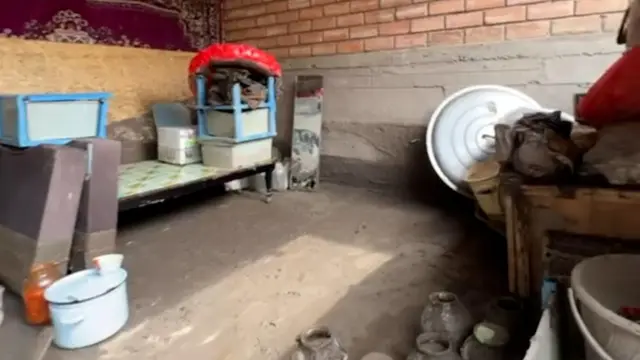 Жалгыз бой Аныйпа Мамазиаева азыр селден кийин улам бир оокатын ар кайсы жерден таап, түгөлдөп жатат