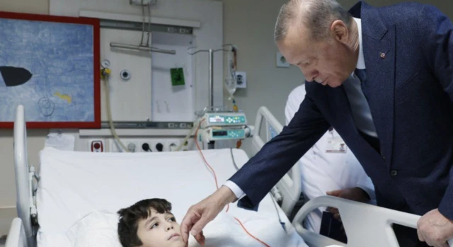 တူရကီ သမ္မတ အာဒိုဝန် ဆေးရုံတွေ ကြည့်ရှုနေစဉ်