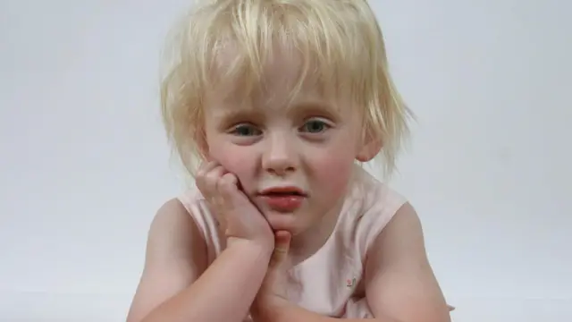 طفلة مكتئبة